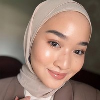 Penampilan natural glowing ala Kiara Leswara ini bisa jadi inspirasi makeup Hari Raya. Dasarnya menggunakan cushion untuk penampilan kulit wajah yang terlihat sehat dan penerapan lipstik warna peach atau coklat dengan sentuhan akhir lipgloss untuk menyempurnakan penampilan. Foto: dok. Instagram