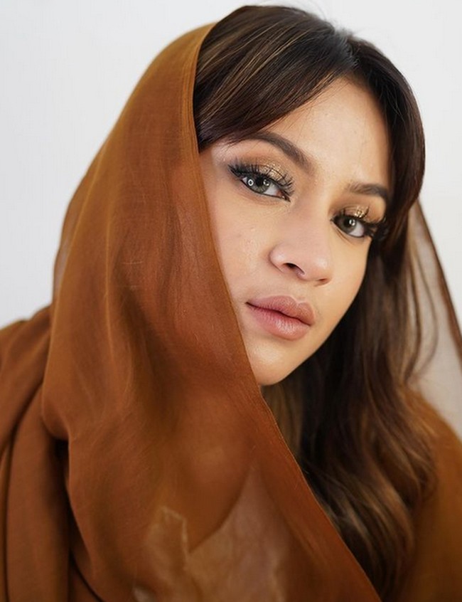 Teknik eyeliner yang sama pun digunakan oleh @mandce. Namun sang infleuncer tidak membuat smokey eyes di matanya. Sentuhan bulu mata palsu yang panjang tetap memberikan kesan glamour pada riasan. Foto: dok. Instagram