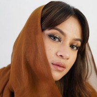 Teknik eyeliner yang sama pun digunakan oleh @mandce. Namun sang infleuncer tidak membuat smokey eyes di matanya. Sentuhan bulu mata palsu yang panjang tetap memberikan kesan glamour pada riasan. Foto: dok. Instagram