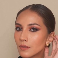 Ingin makeup bernuansa Arabian? Tiru riasan ala @lipstickmafia ini. Makeup mata bold dengan eyeliner yang dibuat runcing di bagian depan akan memberikan vibe makeup glamour ala wanita Arab. Foto: dok. Instagram