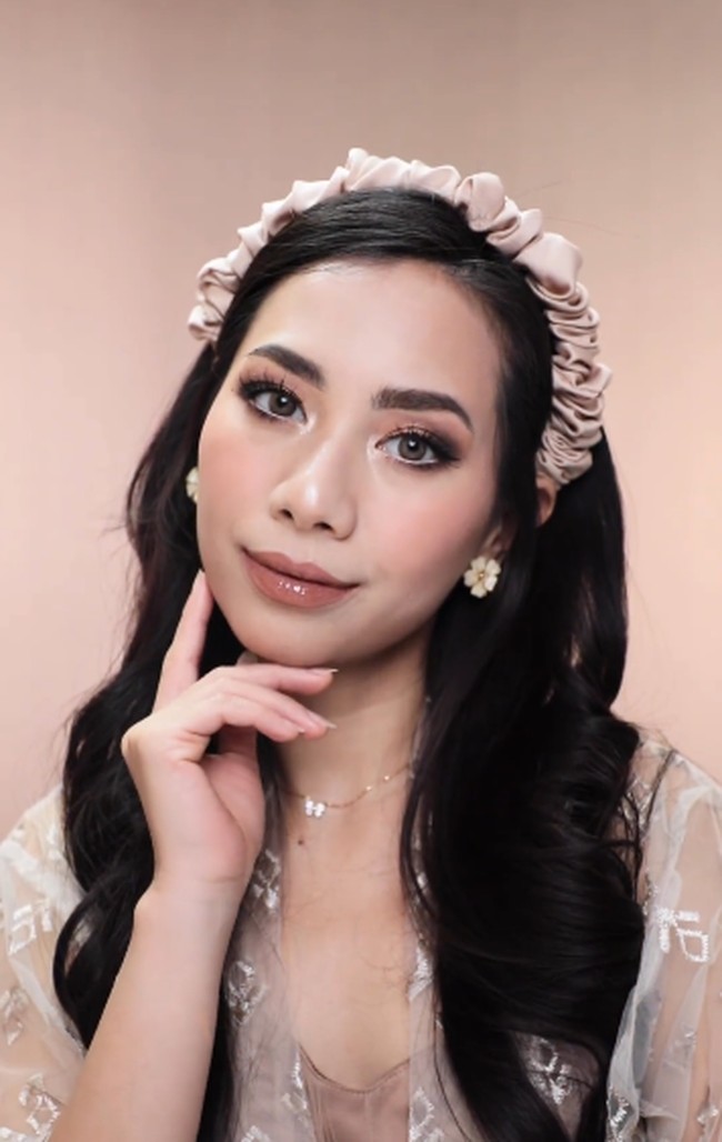 Abel Chantika juga memberikan tutorial makeup glamour untuk Hari Raya. Permainan warna eyeshadow mauve, eyeliner tegas dan bulu mata palsu yang tegas hingga pulasan lipstik bernunasa kecoklatan memberikan efek bold pada penampilan. Foto: dok. Instagram