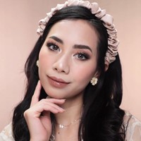 Abel Chantika juga memberikan tutorial makeup glamour untuk Hari Raya. Permainan warna eyeshadow mauve, eyeliner tegas dan bulu mata palsu yang tegas hingga pulasan lipstik bernunasa kecoklatan memberikan efek bold pada penampilan. Foto: dok. Instagram