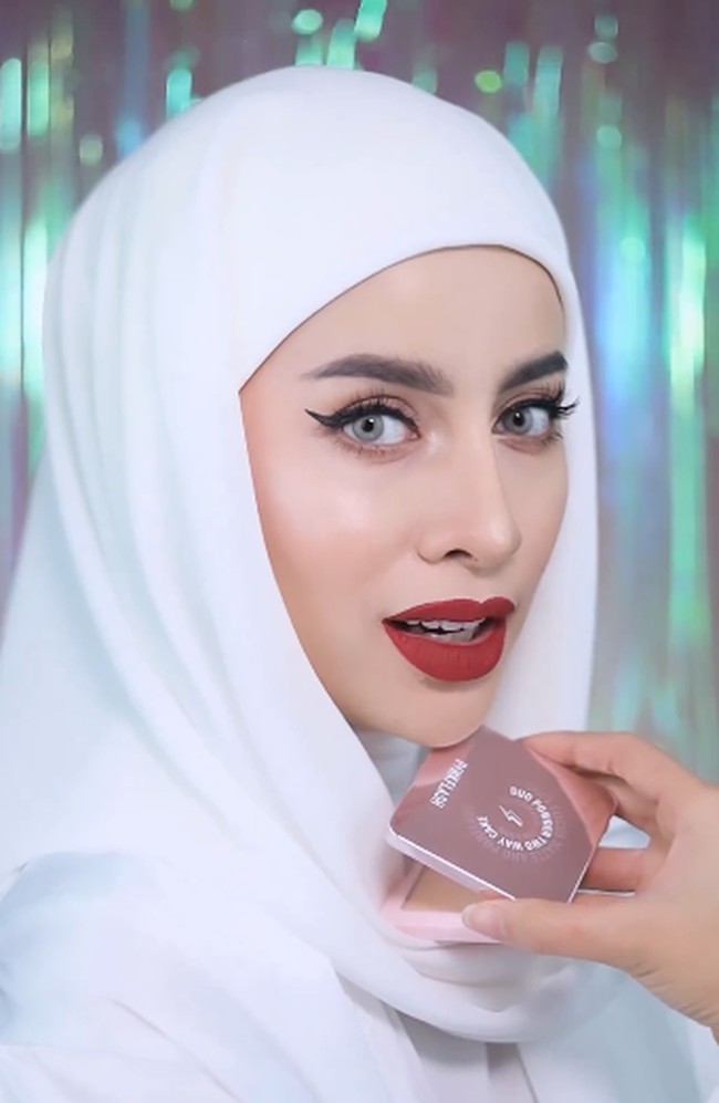 Lipstik merah tidak pernah salah untuk dipakai di segala kesempatan. Tiru makeup Aghnia Punjabi yang memadukan lipstik merah dengan winged-eyeliner. Foto: dok. Instagram