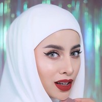 Lipstik merah tidak pernah salah untuk dipakai di segala kesempatan. Tiru makeup Aghnia Punjabi yang memadukan lipstik merah dengan winged-eyeliner. Foto: dok. Instagram