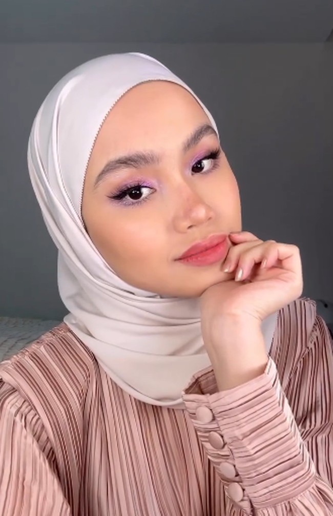 Ingin tampilan lebih playful untuk Lebaran? Riasan seperti @sashfir bisa dicoba. Bermain dengan eyeshadow warna ungu bisa akan menyegarkan penampilan. Foto: dok. Instagram