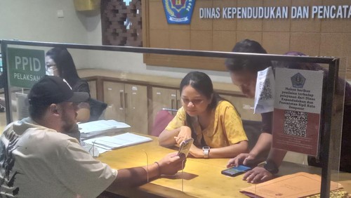 Di Mal Pelayanan Publik (MPP) Sewaka Dharma, Denpasar, masih ada petugas yang tetap bekerja di masa cuti bersama libur Lebaran atas nama toleransi.