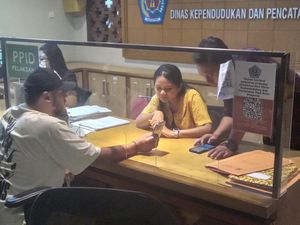 Mereka yang Melayani Masyarakat Saat Cuti Bersama Libur Lebaran