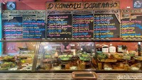 Ruang display makanan ini menghadirkan papan menu berisikan informasi menu-menu andalan restoran. Wah, bisa bikin kalap ya?