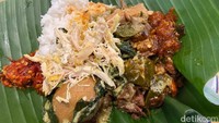 Kalau ke sini, kamu bisa cicip Sego Gudeg Istimewah (Rp 49.500). Isinya gudeg kering, daun singkong, krecek sambal goreng, krecek bledek (krecek super pedas), tempe ndeso, ayam ndeso, dan telur.