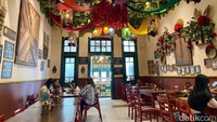 Restoran keluarga ini menghadirkan kesan tradisional yang bikin betah dan nyaman. Ini salah satu spot santap di dalam ruangan.
