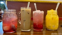 Dari varian minuman, dari kiri-kanan, kamu bisa pilih es leci merah, kopi cincau gula aren, es kopyor, sampai es mangga yakult. Slurppp! Segarnya sampai ke tenggorokan!