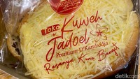Mau bawa oleh-oleh? Roti sisir bisa kamu beli dengan harga paket Rp 100.000 isi 6. Rasanya ada yang original, cokelat, dan keju.