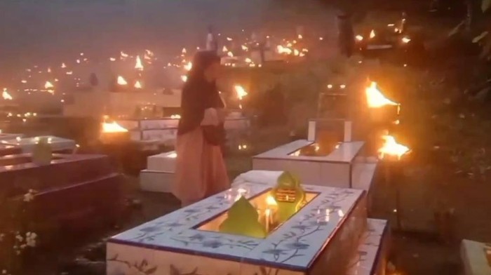 Warga di Kabupaten Mamuju, Sulawesi Barat (Sulbar) menyalakan lilin di atas kuburan.