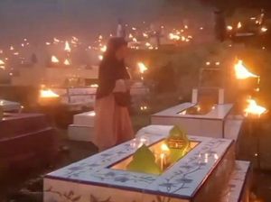 Tradisi Warga di Mamuju Nyalakan Lilin di Kuburan Jelang Lebaran