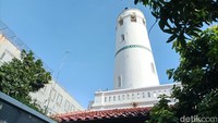 Selain itu terdapat juga menara di masjid ini. Menara ini digunakan untuk aktivitas adzan pada zaman dulu, serta kebutuhan Rukyat atau melihat hilal. (Weka Kanaka/detikcom)