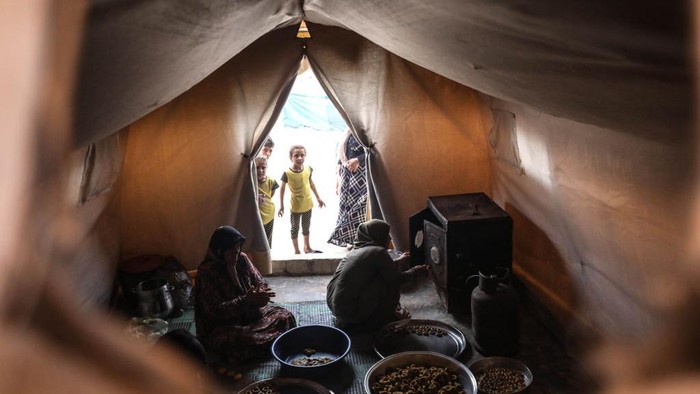 IDLIB, SYRIA - APRIL 19: Displaced women, living at tent city, prepare salty cookie to make salty cookie tradition alive ahead of upcoming Eid Al-Fitr holiday in Idlib, Syria on April 19, 2023. People, fleeing their homes due to the attacks, take shelter in the tent camps of Idlib. (Photo by Izzeddin Kasim/Anadolu Agency via Getty Images)