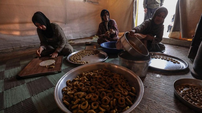 IDLIB, SYRIA - APRIL 19: Displaced women, living at tent city, prepare salty cookie to make salty cookie tradition alive ahead of upcoming Eid Al-Fitr holiday in Idlib, Syria on April 19, 2023. People, fleeing their homes due to the attacks, take shelter in the tent camps of Idlib. (Photo by Izzeddin Kasim/Anadolu Agency via Getty Images)