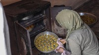Orang-orang meninggalkan rumahnya dan bertahan di tenda pengungsian akibat perang. Namun kondisi itu tidak menjadi penghalang untuk melestarikan tradisi.  