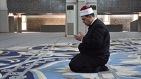 Imam Masjid Agung Roma Dr. Nader Akkad berdoa usai melaksanan salat. Umat Islam yang tinggal di Roma dan sekitarnya berkumpul di Masjid Agung Roma saat Idul Fitri dan Idul Adha. 