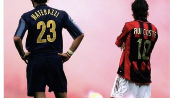 Foto ikonik saat kedua tim bertemu dan diganggu oleh fansnya yang fanatik. Foto: Twitter