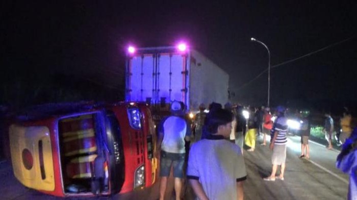 Minibus Angkut 17 Pemudik Asal Tulungagung Terguling di Jalan Arteri Jombang
Reporter: Enggran Eko Budianto