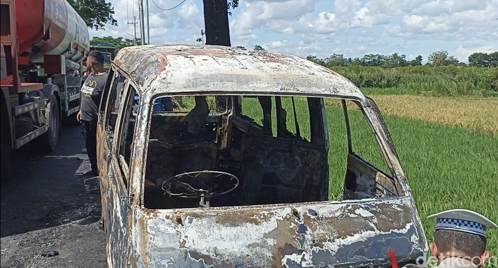 Mobil terbakar di Blitar