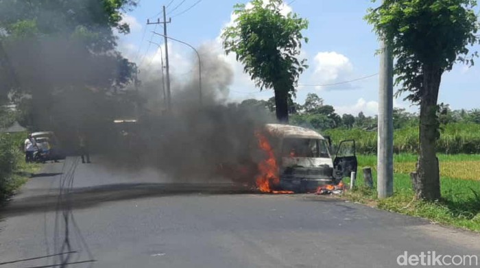 Mobil terbakar di Blitar