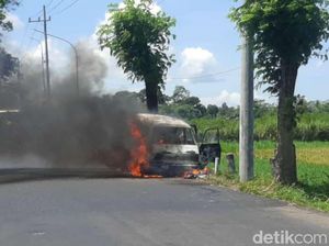 Mobil Penjual Pakaian di Blitar Hangus Terbakar Usai Isi BBM