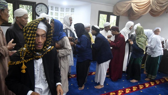 Momen Jemaah Tarekat Naqsabandiyah di Bogor Gelar Salat Id Jamaah Tarekat Naqsabandiyah Al Kholidiyah Jalaliyah melaksanakan salat Idul Fitri di Masjid Rumah Suluk Darussalam, Cigombong, Kabupaten Bogor, Jawa Barat, Kamis (20/4/2023). Rumah Suluk Darussalam yang merupakan pusat Tarekat Naqsabandiyah se-Pulau Jawa tersebut menggelar salat Idul Fitri 1 Syawal 1444 Hijriyah pada Kamis (20/4/2023) yang berdasarkan hasil penghitungan pergantian bulan menggunakan metode hisab qomariah. ANTARA FOTO/Arif Firmansyah/aww.
