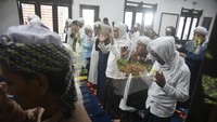 Jamaah Tarekat Naqsabandiyah Al Kholidiyah Jalaliyah melaksanakan salat Idul Fitri di Masjid Rumah Suluk Darussalam, Cigombong, Kabupaten Bogor, Jawa Barat, Kamis (20/4/2023). 