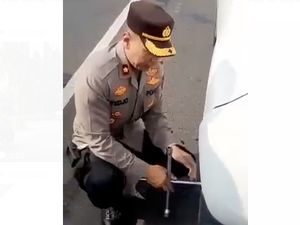 Momen Kapolsek Pesanggrahan Ganti Ban Pemudik gegara Pecah