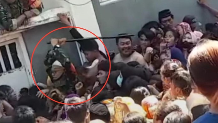 Momen oknum babinsa pukul warga saat pembagian zakat di Masjid Raya Makassar.