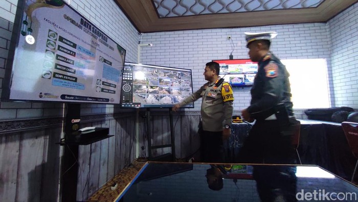 monitoring kamera CCTV di Pos Pelayanan Alun-alun Kota Blitar