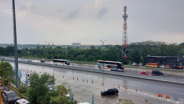 Kepadatan kendaraan sempat terjadi di Tol Jakarta-Cikampek. Kamis (20/4) sore, Gerbang Tol (GT) Cikampek Utama di Km 70 terpantau lancar jaya.