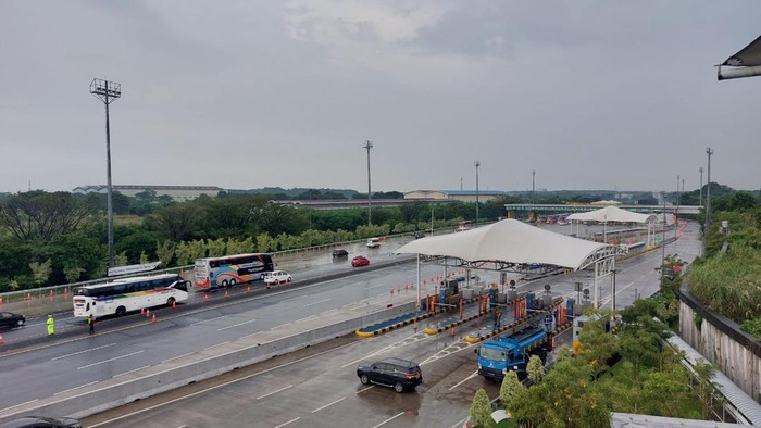 Kepadatan kendaraan sempat terjadi di Tol Jakarta-Cikampek. Kamis (20/4) sore, Gerbang Tol (GT) Cikampek Utama di Km 70 terpantau lancar jaya.