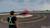 Kamu bisa naik helikopter dari Cengkareng Heliport dengan operator Helicity.