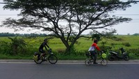 Kedua pemudik itu menggowes sepeda dari Jakarta menuju Pekalongan dan Semarang.
