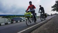 Dua pemudik, Ketel Iman (kiri) dan Risky Hanafid (kanan) melintas di Pekalongan, Jawa Tengah, Rabu (19/4/2023).
