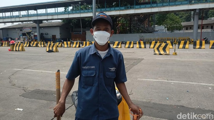 Muhtar sudah bertahun-tahun menunda mudik. Sebagai petugas kebersihan, dia bertugas membersihkan Pelabuhan Merak dari sampah-sampah. (Adrial Akbar/detikcom)