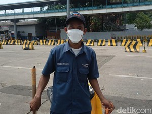 Kerelaan Muhtar 7 Tahun Tunda Mudik demi Merak Bersih dari Sampah Pemudik