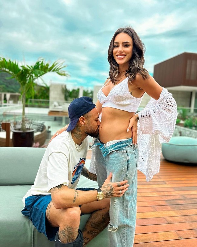 Kisah cinta pesepakbola Neymar kembali jadi sorotan. Kali ini dirinya disebut telah berselingkuh dari sang kekasih, Bruna Biancardi, yang sedang mengandung. Foto: Instagram @neymarjr