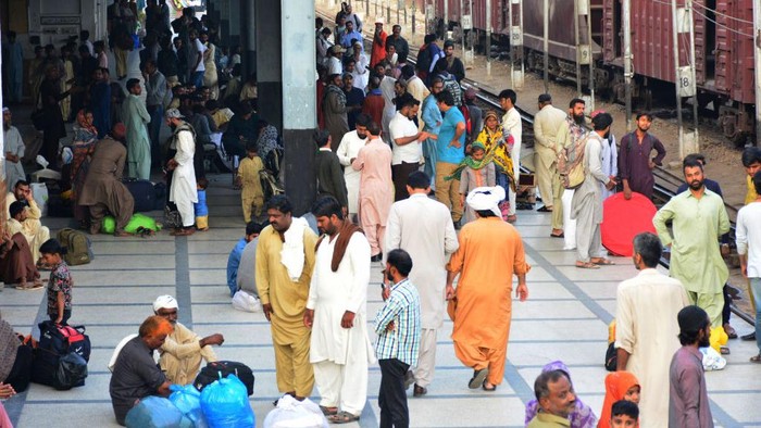 Padatnya Kereta Api di Pakistan Jelang Lebaran HYDERABAD, PAKISTAN - APRIL 19: Passengers arrive at a train station in Hyderabad to celebrate Eid al-Fitr in their hometown on April 19, 2023 in Pakistan. Muslims around the world celebrate Eid al-Fitr, the three day festival marking the end of the Muslim holy fasting month of Ramadan, is one of the two major holidays in Islam. (Photo by Shakeel Ahmed/Anadolu Agency via Getty Images)