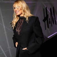 Mugler menambah daftar panjang desainer dan rumah mode dunia yang bekerja sama dengan merek fast-fashion itu. Sebelumnya ada Giambattista Valli Moschino, Lanvin, Jimmy Choo, dan Stella McCartney. (Foto: Lexie Moreland/WWD via Getty Images)