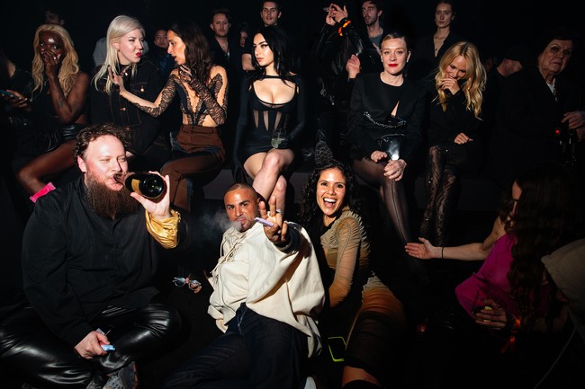 Selain Pamela Anderson, sejumlah selebriti dan bintang ikut meramaikan acara peluncuran H&M x Mugler. Hadir Charli XCX, Chloe Sevigny, Lourdes Leon, dan Raul Lopez. (Foto: Lexie Moreland/WWD via Getty Images)