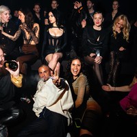 Selain Pamela Anderson, sejumlah selebriti dan bintang ikut meramaikan acara peluncuran H&M x Mugler. Hadir Charli XCX, Chloe Sevigny, Lourdes Leon, dan Raul Lopez. (Foto: Lexie Moreland/WWD via Getty Images)