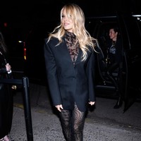 Tentu saja, busana dari koleksi H&M dan Mugler menjadi andalan Pamela Anderson. Tubuhnya dibungkus semacam lace catsuit menerawang yang sukses menonjolkan aura seksinya. (Foto: Gotham/GC Images)