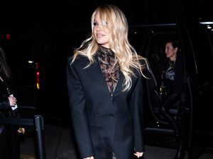 8 Gaya Pamela Anderson di Peluncuran H&M x Mugler, Seksi Berbaju Transparan