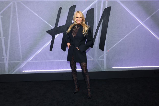 Catsuit bermotif bintang itu dipadukan dengan oversized blazer bersiluet mengotak sebagai luaran. Ia kemudian melengkapi gayanya dengan sepasang heels Christian Louboutin.  (Foto: Arturo Holmes/Getty Images)