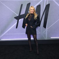 Catsuit bermotif bintang itu dipadukan dengan oversized blazer bersiluet mengotak sebagai luaran. Ia kemudian melengkapi gayanya dengan sepasang heels Christian Louboutin.  (Foto: Arturo Holmes/Getty Images)