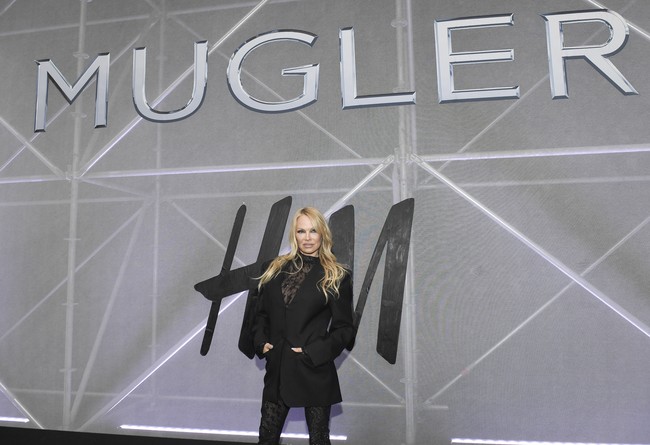 Koleksi kolaborasi H&M dan Mugler akhirnya dirilis. Acara peluncurannya yang digelar di New York City, AS, pada Rabu (19/4/2023), bertaburan bintang. Turut hadir aktris dan model senior Pamela Anderson. (Foto: Evan Agostini/Invision/AP)